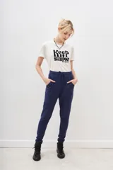 Pantalón de jogging azul marino de algodón peruano, con cintura elástica y cordón de ajuste.
