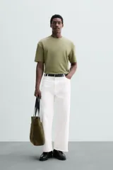 Camiseta blanca de algodón interlock con elasticidad, corte recto, cuello redondo y mangas cortas.