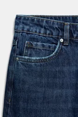 Jeans de tiro medio con corte relaxed fit y balloon leg, color azul denim. Cuenta con cintura con trabillas, cinco bolsillos y cierre frontal con cremallera y botón. Modelo ZARA WOMAN COLLECTION.