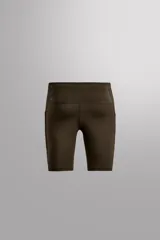 Mallas cortas de entrenamiento negras confeccionadas en tejido técnico y elástico en cuatro direcciones. Cuentan con cintura elástica ajustable con cordón interior, bolsillos laterales de fácil acceso y logo estampado en la espalda.