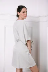 Bata corta color gris melange, con mangas cortas amplias y lazo para ajustar en la cintura.
