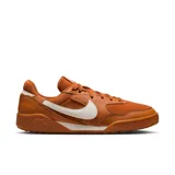 Championes urbanos Nike Terra Manta color marrón con detalles en blanco.