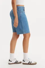 Short de jean de tiro medio, corte recto y largo hasta la rodilla.