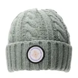 Gorro de lana color verde agua con trenzas y parche circular con logo de la marca.