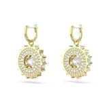 Par de caravanas doradas con forma de engranaje, con pavé de circonitas blancas y una circonita central de talla redonda.