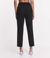 Pantalón negro de corte recto, con trabillas en la cintura y cinturón de lazo de tela.