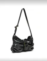 Bolso negro con frunces y correa ajustable.