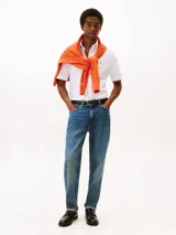 Camisa de hombre de manga corta, color blanco, confeccionada en puro algodón Oxford. Presenta cuello con botones y el logo de Tommy Hilfiger bordado en el pecho.