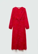 Vestido midi rojo con estampado floral, escote en V, mangas largas abullonadas con puños elásticos, cierre frontal con botones y lazo ajustable en la cintura.