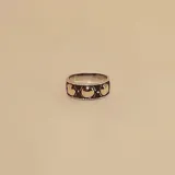 Anillo de plata con apliques de oro en forma de esferas.