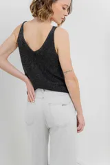 Pantalón de jean celeste, de tiro alto, corte ancho y levemente acampanado.