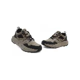 Zapatillas deportivas Panama Jack para hombre, color beige con detalles en negro y marrón.