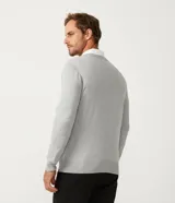 Sweater gris de tejido de punto con cuello redondo y mangas largas. Corte clásico.