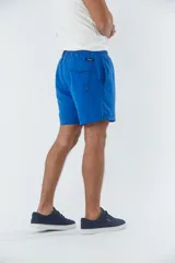 Short de baño celeste liso, con cintura elástica ajustable con cordón negro, dos bolsillos delanteros y uno trasero.