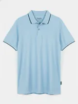 Remera tipo polo color beige, de corte clásico, con cuello y puños acanalados en contraste marrón oscuro.