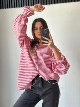 Camisa de mangas largas abullonadas, con puños elásticos y estampado a rayas verticales rojas y blancas.
