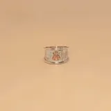 Anillo ancho de plata 925 con textura y aplique de abeja en oro 9k.