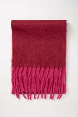 Bufanda rectangular tejida en color fucsia con flecos en el borde inferior.