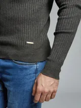 Sweater azul de tejido de punto acanalado, con cuello polo y mangas largas.