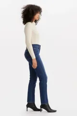 Pantalón de jean de tiro alto, corte recto y color azul oscuro.