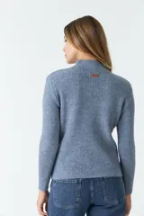 Sweater tejido celeste con cuello alto y mangas largas.