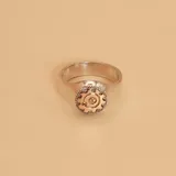 Anillo de plata 925 con aplique central en oro 9k. El aplique tiene forma de engranaje.