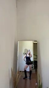 Top básico negro de lycra con escote cuadrado y delantera doble.