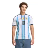 Camiseta de fútbol Adidas de la selección argentina, modelo Home, con el número 10 y el nombre "MESSI" en la espalda (no visible en la imagen, pero inferido por el título). Diseño a rayas verticales celestes y blancas, con logo de Adidas y escudo de la AFA en el pecho, además del parche de campeón del mundo FIFA 2022.