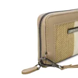 Billetera mediana azul con diseño de telar en la parte frontal, cierre alrededor, múltiples compartimentos interiores para tarjetas y billetes, monedero con cierre y correa de mano desmontable.