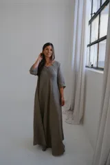 Vestido largo color visón, de corte acampanado y manga corta.