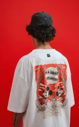 Remera blanca de manga corta con cuello redondo y calce oversize. Estampado de Mickey Mouse en el pecho.