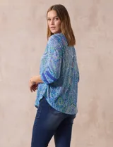 Blusa estampada marca Ruby Rd, con cuello redondo y escote en V con aplique metálico. Mangas ¾ con aplique de crochet.