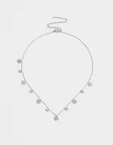 Collar corto dorado con cadena de eslabones pequeños, dijes de trébol de cuatro hojas y dijes redondos con cristales engarzados.