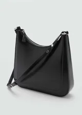 Bolso negro de tamaño mediano con asa ajustable y cierre de cremallera.