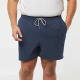 Short de baño azul marino liso con cintura elástica y cordón ajustable.
