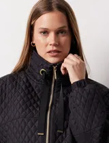 Campera beige capitoneada marca Weatherproof, con cierre central, bolsillos delanteros y forro interno.