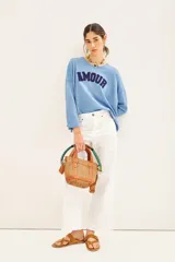 Sweater celeste de viscosa, poliéster y poliamida, de corte holgado y manga larga. Tiene bordado en buclé con la palabra 'Amour' en el frente.