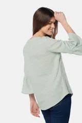 Blusa color beige de lino con botones metálicos personalizados y mangas 3/4 con volados.