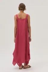 Vestido largo color fucsia de lino con tiras finas y volado en el bajo.