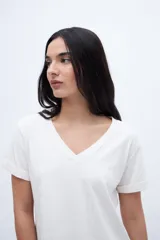 Remera blanca de rib con escote en V y mangas cortas con dobladillo.