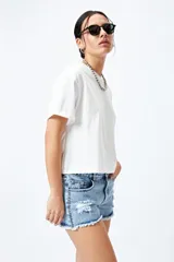 Short de jean gris oscuro con roturas y ruedo desflecado.