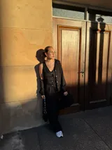 Conjunto de dos piezas color azul eléctrico, compuesto por un chaleco de manga corta con escote en V y botones frontales, y un pantalón de tiro alto con pierna ancha y pliegues.