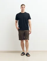 Remera de manga corta color petróleo, de corte recto y cuello redondo.