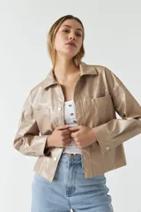 Chaqueta negra de cuero sintético con botones y bolsillos tipo cartera.