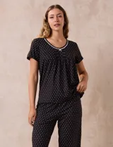 Conjunto de pijama marca René Rofé, compuesto por remera de manga corta con escote redondo y puntilla, y pantalón capri con cintura elastizada.