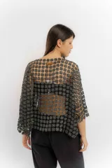 Blusa con diseño de mini flores, mangas 3/4 y cuello cuadrado.