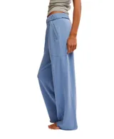 Pantalón de jogging color salmón, con cintura elástica, dos bolsillos y largo hasta los tobillos.