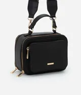 Bolso bandolera negro con correa de mano fija y asa larga ajustable desmontable. Cuenta con bolsillo delantero y cierre por cremallera.