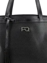 Cartera shopper negra de cuero vacuno con perforaciones y logo metálico de la marca. Incluye un colgante con borla de cuero.