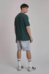 Remera verde oscuro de corte holgado y mangas cortas.